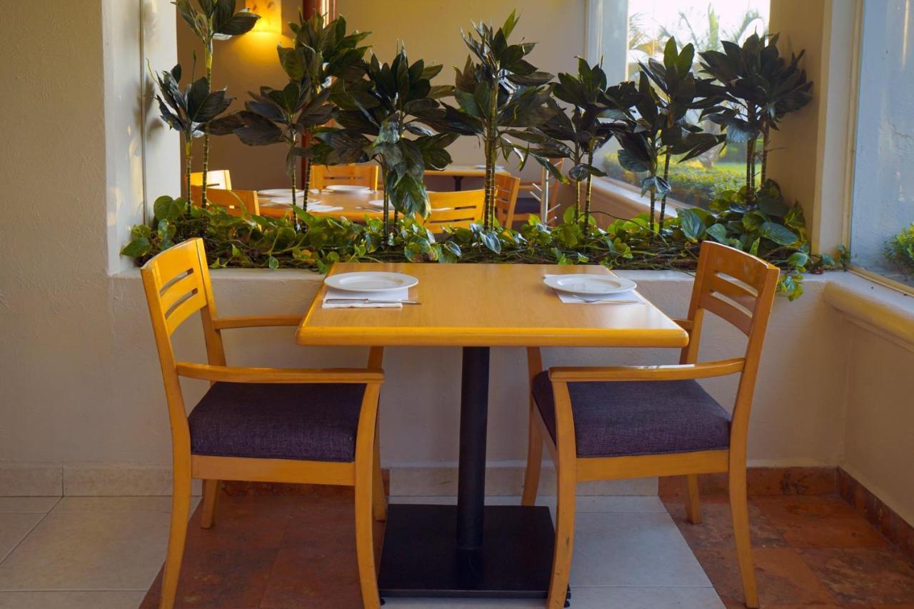 Gamma By Fiesta Americ Xalapa Nubara Exterior foto A table and chairs