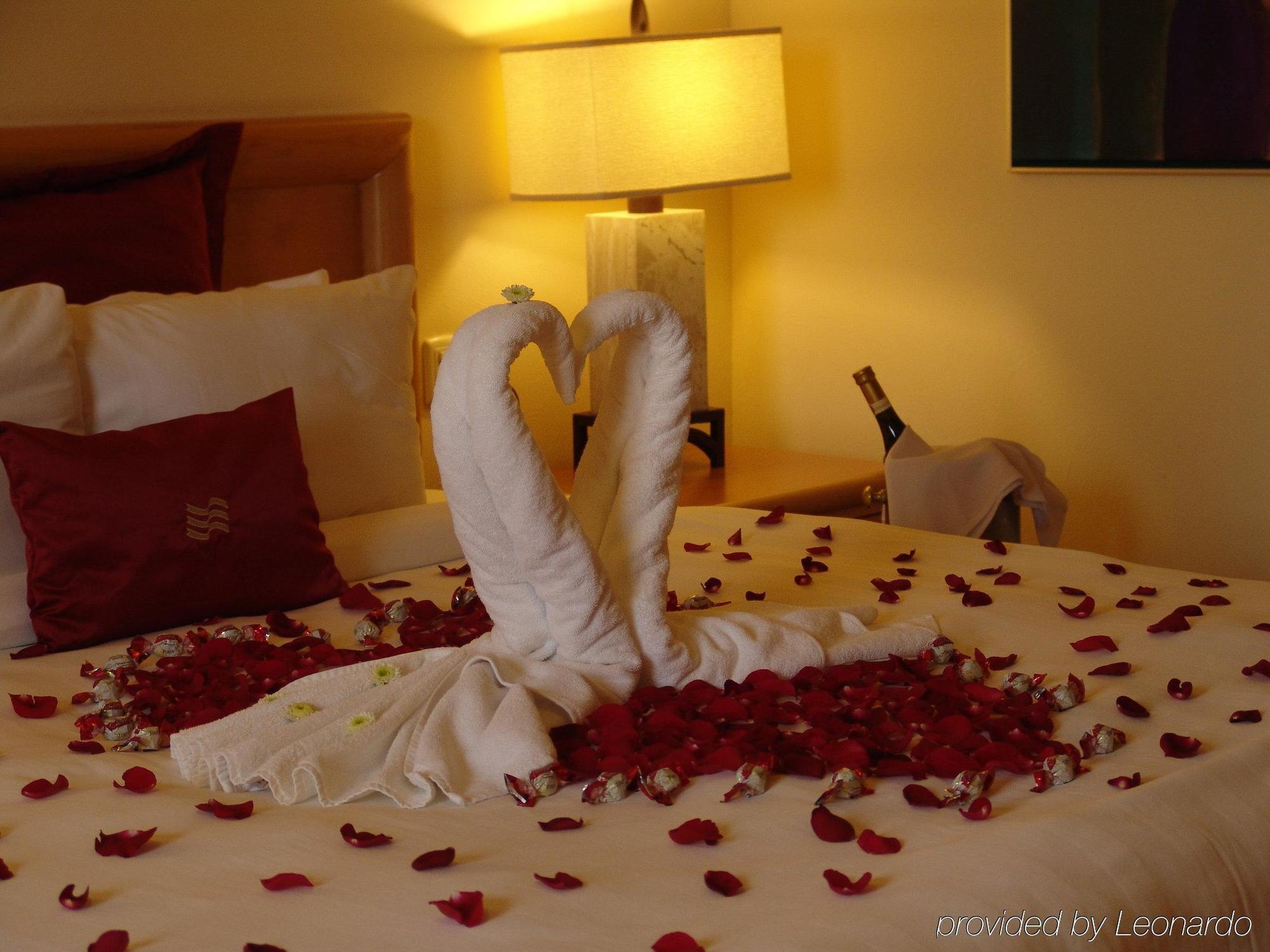 Gamma By Fiesta Americ Xalapa Nubara Quarto foto A bed decorated for a romantic night